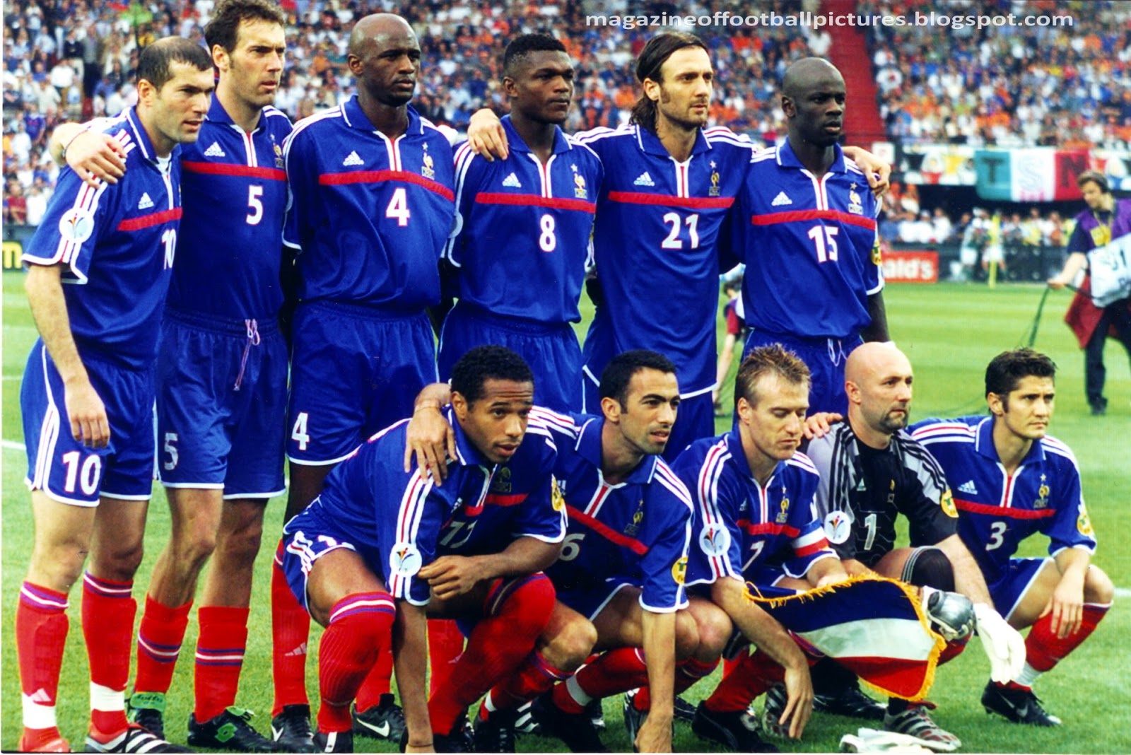 19+ France 2000 Squad Gif