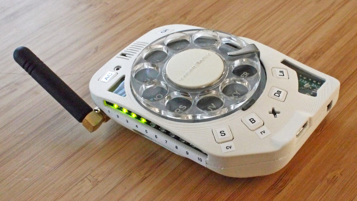 Someone Built a Distraction-Free Cellphone With a Working Old-School Rotary Dial